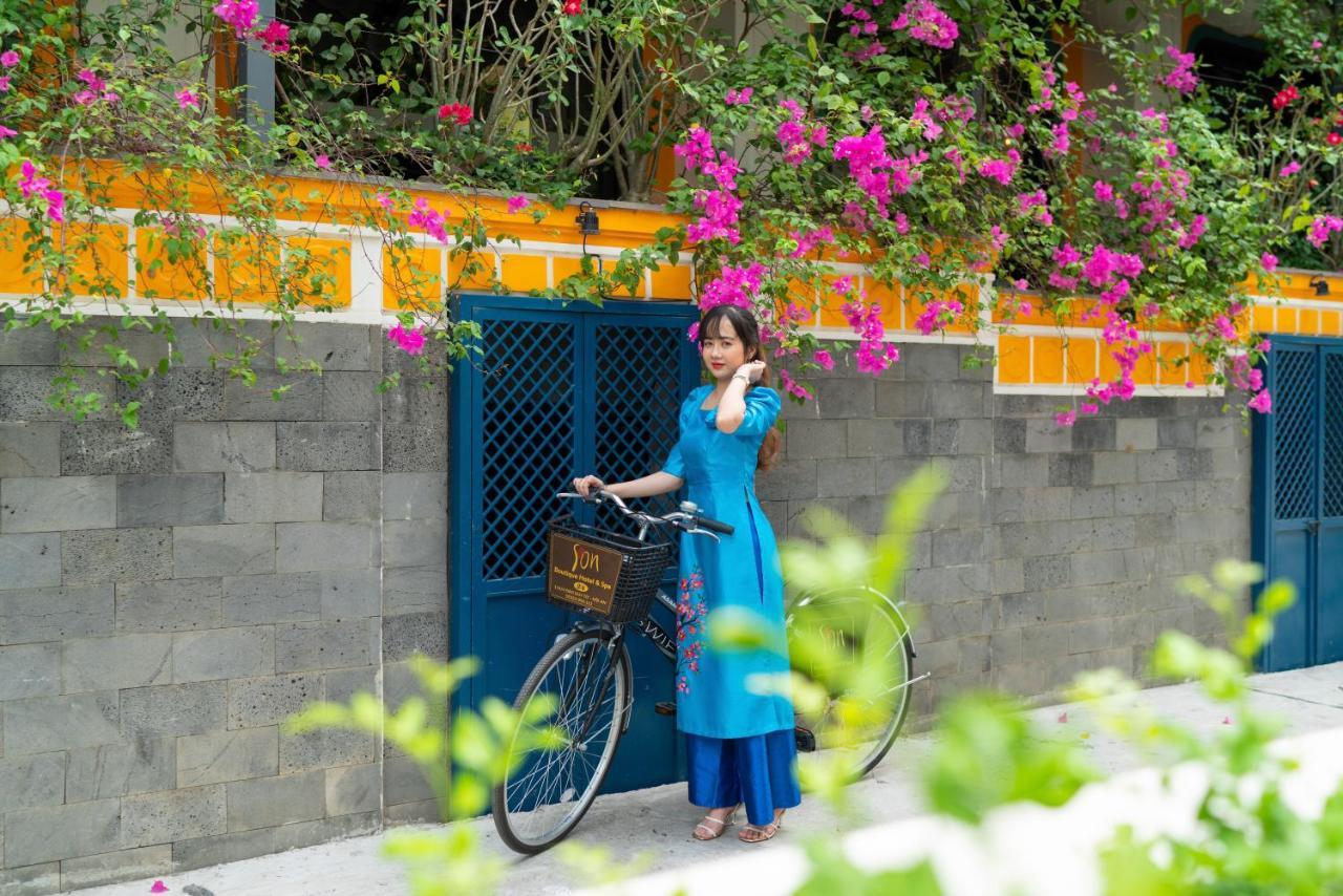 Son Hoi An Boutique Hotel & Spa 외부 사진 A woman in Hanoi wearing a blue áo dài
