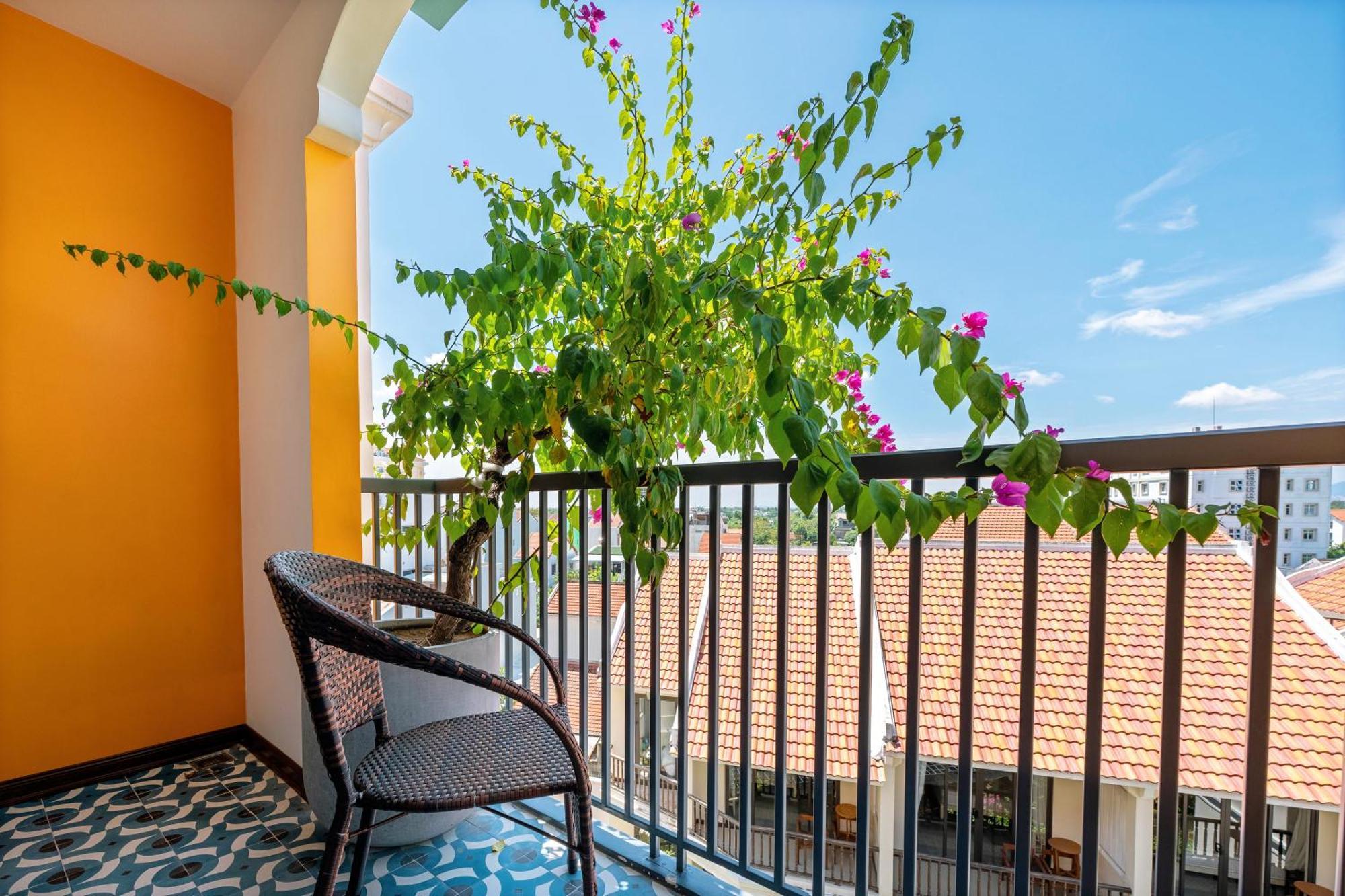 Son Hoi An Boutique Hotel & Spa 객실 사진 A balcony in Vietnam