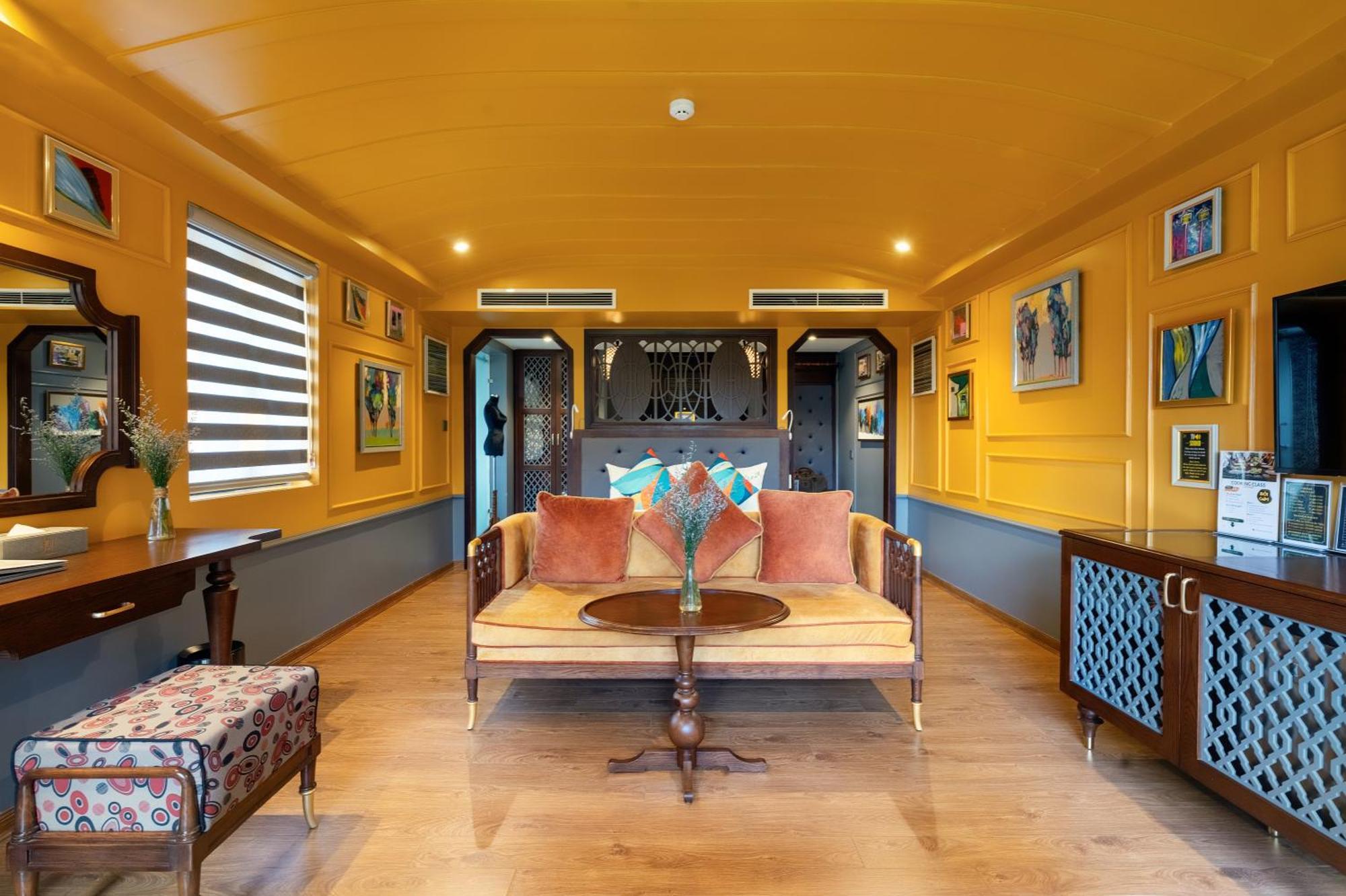 Son Hoi An Boutique Hotel & Spa 외부 사진 The interior of a houseboat